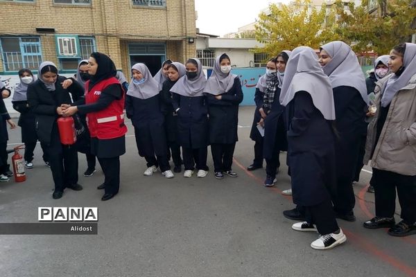 برگزاری کلاس آموزشی کمک‌های اولیه در دبیرستان شهیده قزوینی منطقه ۱۳