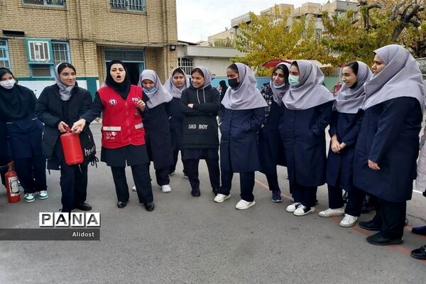 برگزاری کلاس آموزشی کمک‌های اولیه در دبیرستان شهیده قزوینی منطقه ۱۳