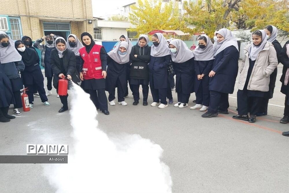 برگزاری کلاس آموزشی کمک‌های اولیه در دبیرستان شهیده قزوینی منطقه ۱۳