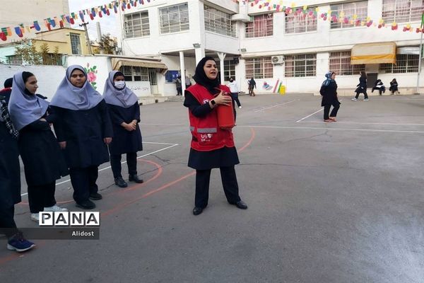 برگزاری کلاس آموزشی کمک‌های اولیه در دبیرستان شهیده قزوینی منطقه ۱۳