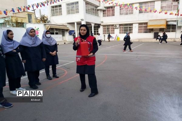 برگزاری کلاس آموزشی کمک‌های اولیه در دبیرستان شهیده قزوینی منطقه ۱۳