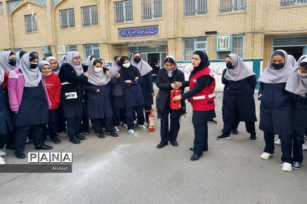 برگزاری کلاس آموزشی کمک‌های اولیه در دبیرستان شهیده قزوینی منطقه ۱۳