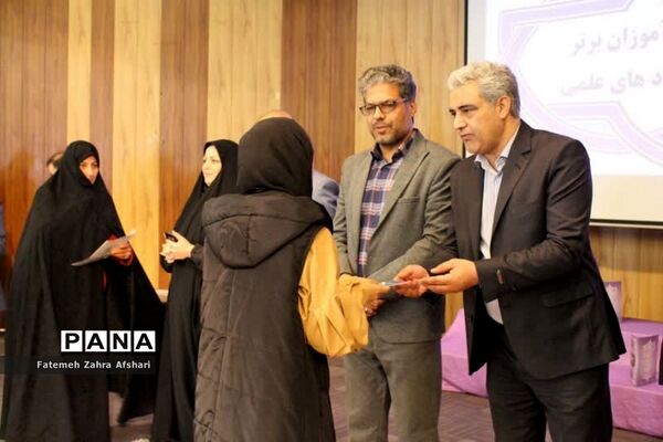 آیین تجلیل از دانش‌آموزان برتر جشنواره‌های حوزه پرورشی و آموزشی سال تحصیلی ۱۴۰۰-۱۴۰۱