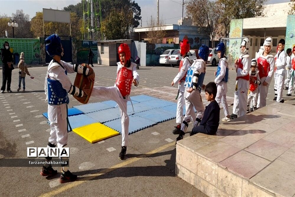 برگزاری المپیاد ورزشی درون مدرسه‌ای به‌مناسبت هفته بسیج در منطقه کهریزک