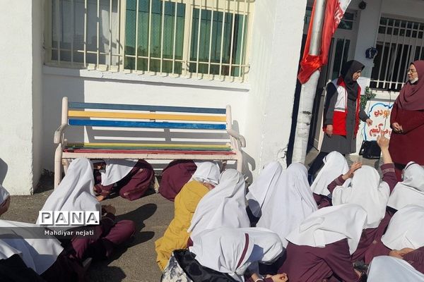 برگزاری کارگاه آموزشی آمادگی جهت اجرای مانور زلزله در دبستان حضرت زهرا(س)۱  رودهن