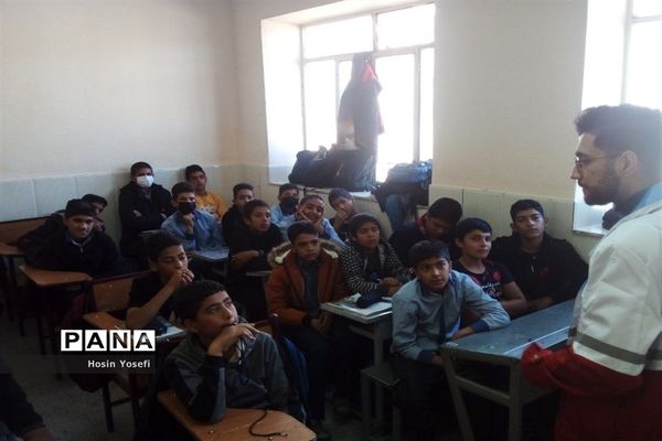 آموزش اقدامات ایمنی لازم هنگام زلزله در دبیرستان شهید‌باقری کاشمر