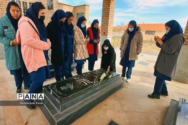 ادای احترام دانش‌آموزان به شهدای روستای سربندان دماوند