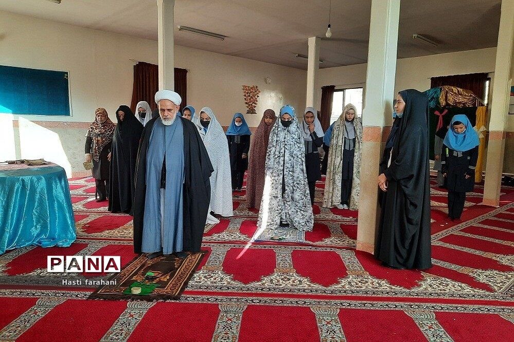برگزاری نماز جماعت در مدارس شهرستان قرچک