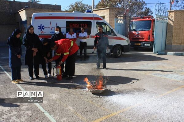 مانور زلزله در مدرسه عدالت شهر جوادآباد