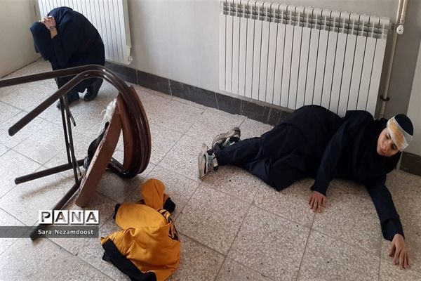 برگزاری مانور زلزله در دبیرستان دخترانه حضرت معصومه (س)