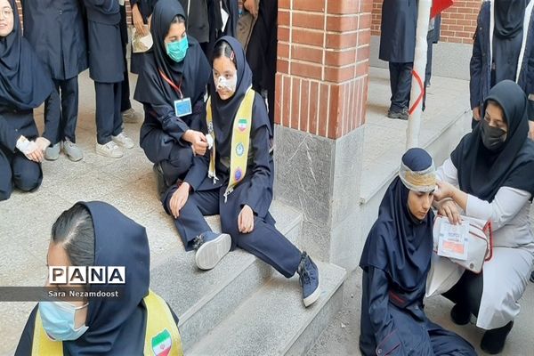 برگزاری مانور زلزله در دبیرستان دخترانه حضرت معصومه (س)