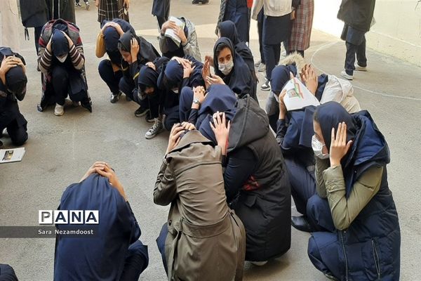 برگزاری مانور زلزله در دبیرستان دخترانه حضرت معصومه (س)