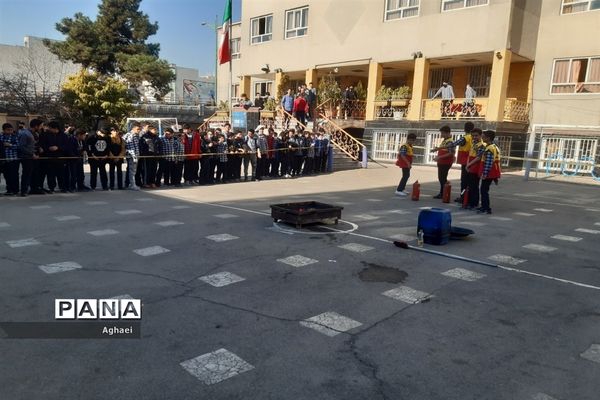 برگزاری مانور زلزله و آموزش اطفا حریق در دبیرستان حربن ریاحی منطقه ۱۳