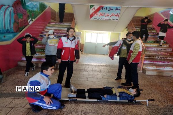 بیست و چهارمین مانور سراسری زلزله و ایمنی در دبستان حضرت مسلم (ع) ناحیه دو شیراز