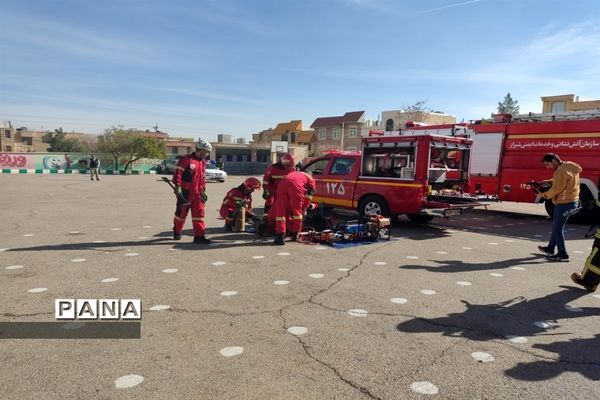 بیست و چهارمین مانور سراسری زلزله و ایمنی در دبستان حضرت مسلم (ع) ناحیه دو شیراز