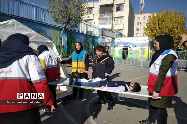 بیست و چهارمین دوره مانور زلزله و ایمنی در مدارس منطقه ۲ شهر تهران