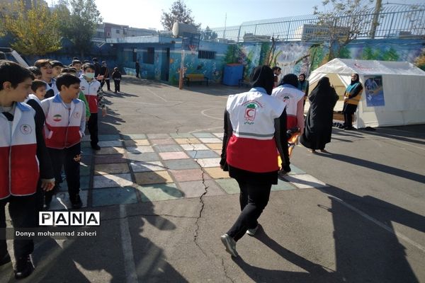 بیست و چهارمین دوره مانور زلزله و ایمنی در مدارس منطقه ۲ شهر تهران