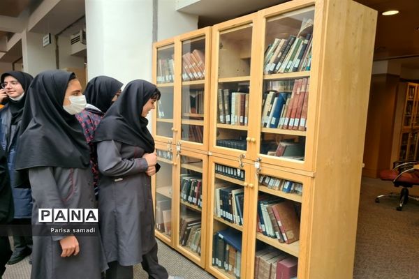 حضور دانش‌آموزان فرهنگ دختران منطقه ۱۳ در فرهنگستان زبان و ادب فارسی