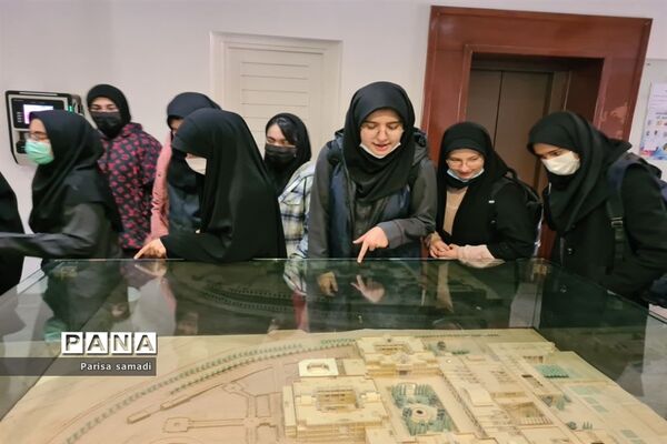 حضور دانش‌آموزان فرهنگ دختران منطقه ۱۳ در فرهنگستان زبان و ادب فارسی