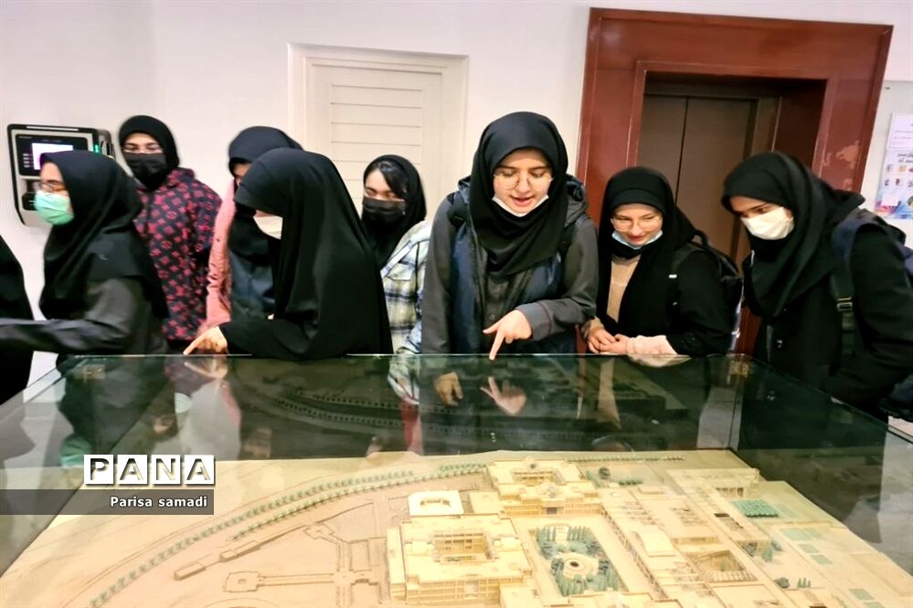 حضور دانش‌آموزان فرهنگ دختران منطقه ۱۳ در فرهنگستان زبان و ادب فارسی