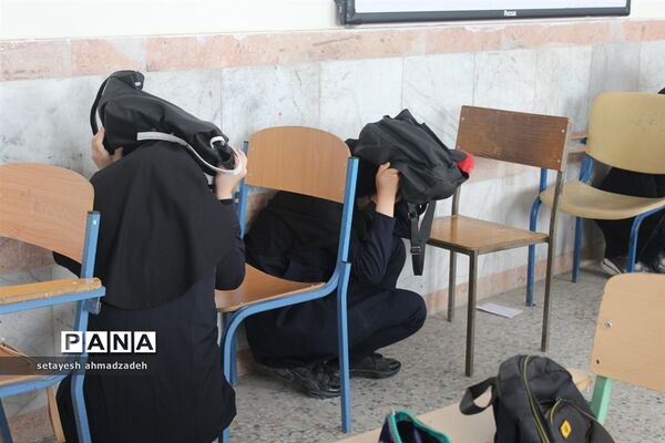 بیست و چهارمین مانور سراسری زلزله در دبیرستان شاهد گلوگاه