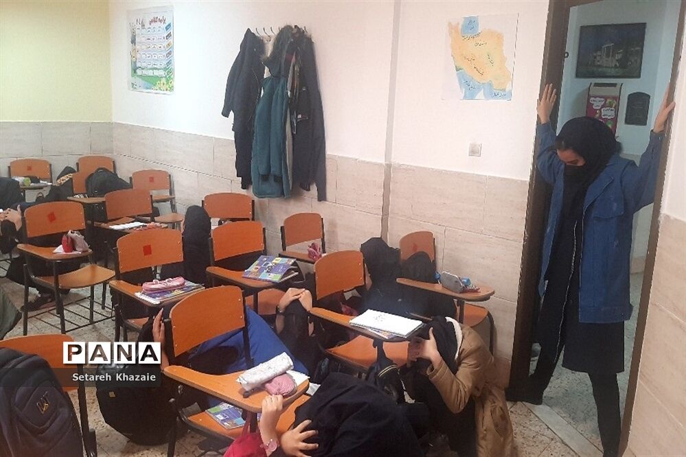 بیست و چهارمین مانور سراسری زلزله و ایمنی در دبیرستان یاس  