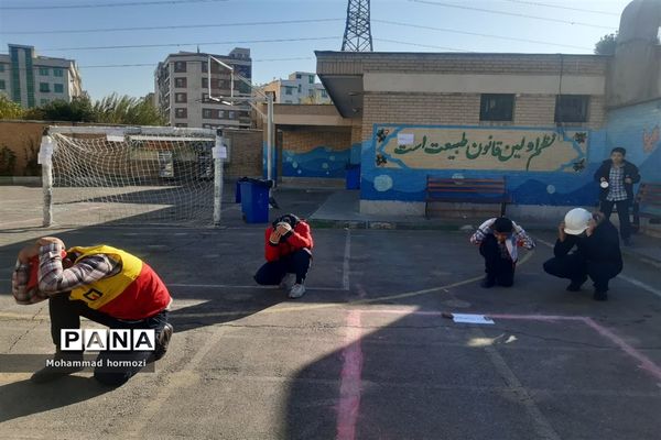 بیست و چهارمین دوره مانور سراسری زلزله و ایمنی در دبیرستان شهید اخوان منطقه ۱۴