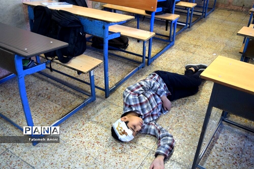 بیست و چهارمین دوره مانور سراسری زلزله و ایمنی در دبیرستان شهید اخوان منطقه ۱۴