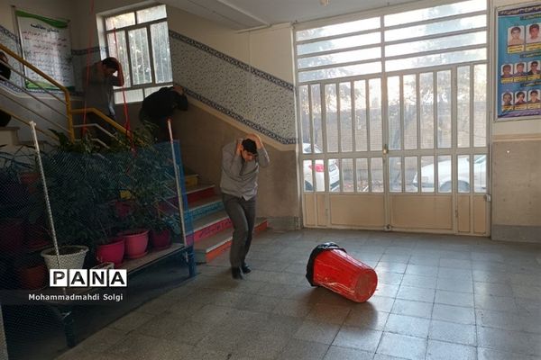 بیست و چهارمین مانور زلزله همزمان با سراسر کشور در مدرسه البرز شهریار