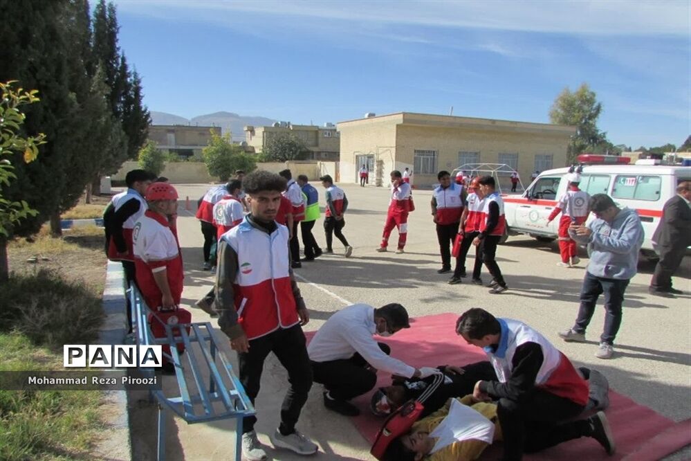 بیست و چهارمین مانور سراسری زلزله و ایمنی مدارس در دبیرستان شهید رجایی نی ریز
