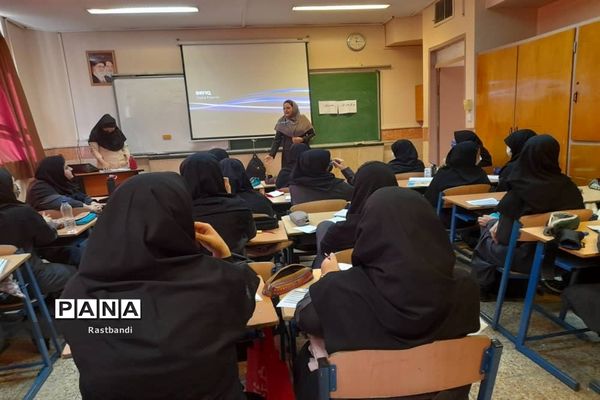 معاینه سلامتی دانش‌آموزان دبیرستان فرهنگ دختران منطقه ۱۳