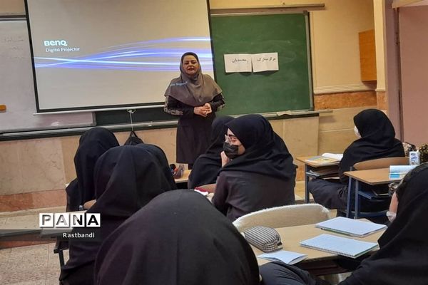 معاینه سلامتی دانش‌آموزان دبیرستان فرهنگ دختران منطقه ۱۳