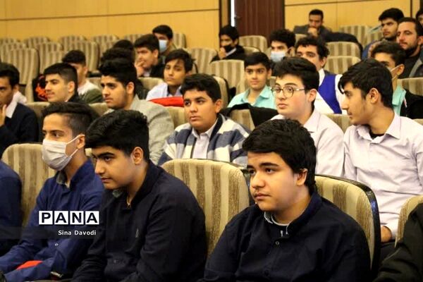 آیین تجلیل از دانش‌آموزان پسر برتر جشنواره‌های حوزه پرورشی و آموزشی سال تحصیلی ۱۴۰۰-۱۴۰۱