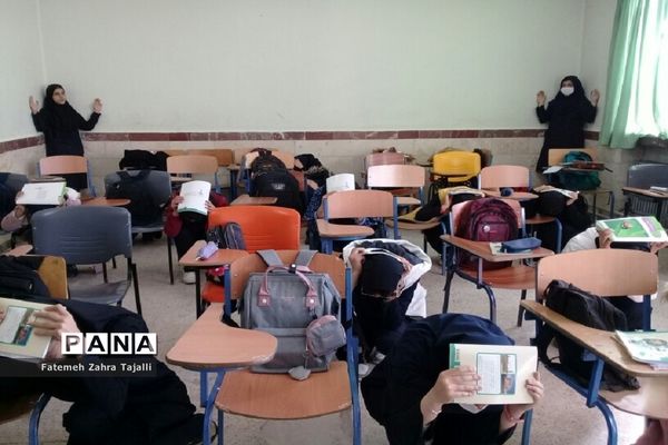 مانور زلزله در دبیرستان فاطمیه شهرستان ایجرود