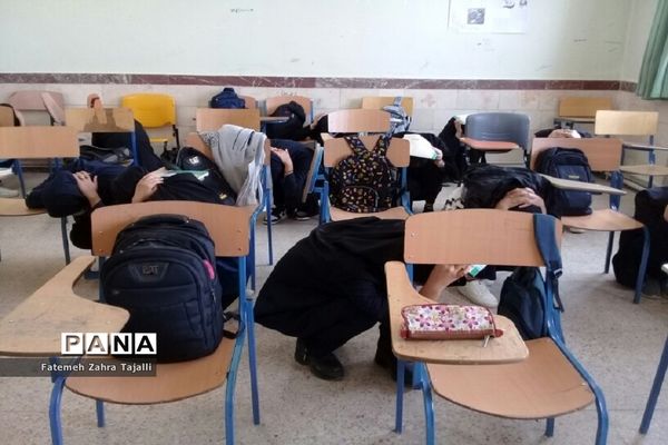 مانور زلزله در دبیرستان فاطمیه شهرستان ایجرود