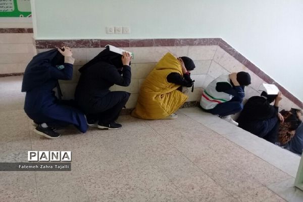مانور زلزله در دبیرستان فاطمیه شهرستان ایجرود