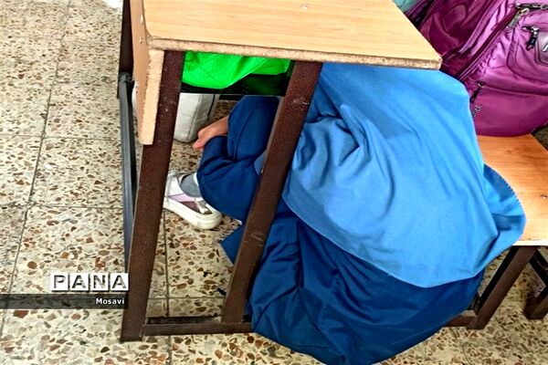 بیست و چهارمین دوره مانور سراسری زلزله و ایمنی در دبیرستان دخترانه فرزانگان ۴ منطقه ۱۳