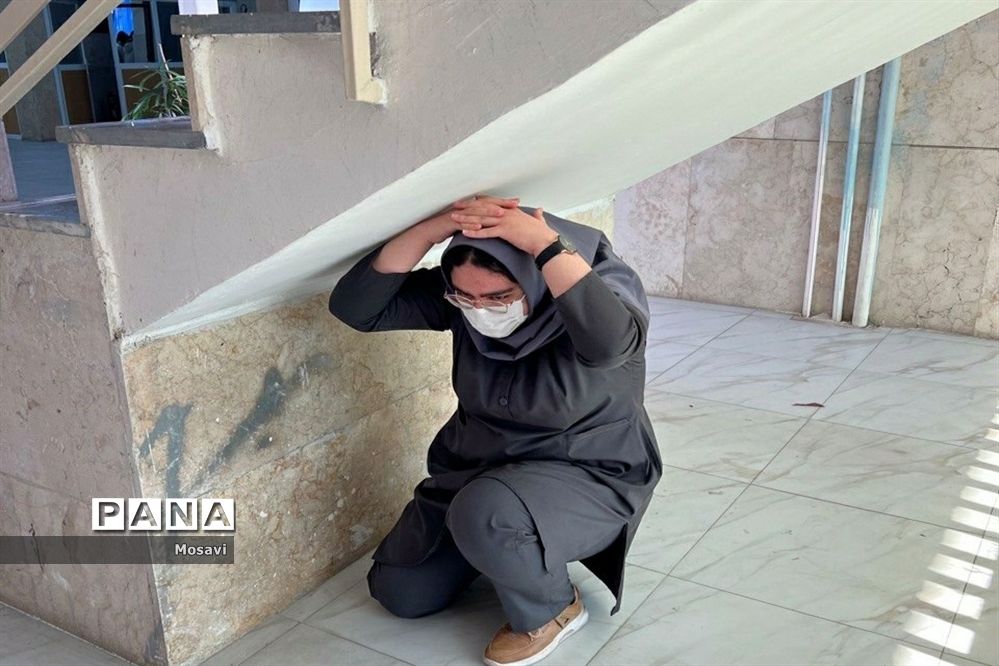 بیست و چهارمین دوره مانور سراسری زلزله و ایمنی در دبیرستان دخترانه فرزانگان ۴ منطقه ۱۳