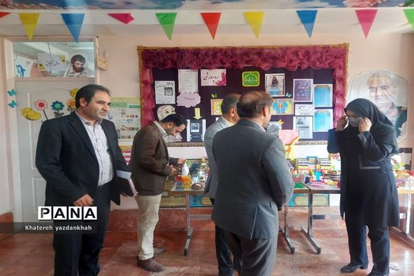 نمایشگاه دست‌سازه‌های دانش‌آموزان با وسایل دور ریختنی در آموزشگاه مریم و پرستش ملارد