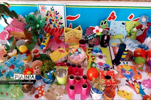 نمایشگاه دست‌سازه‌های دانش‌آموزان با وسایل دور ریختنی در آموزشگاه مریم و پرستش ملارد