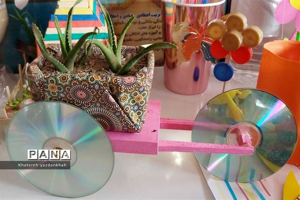 نمایشگاه دست‌سازه‌های دانش‌آموزان با وسایل دور ریختنی در آموزشگاه مریم و پرستش ملارد