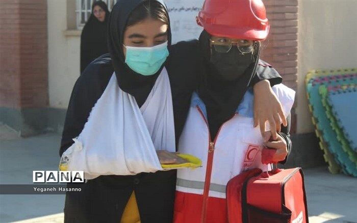 مانور زلزله در مدرسه بنت‌الهدی شهرستان سمنان برگزار شد / فیلم