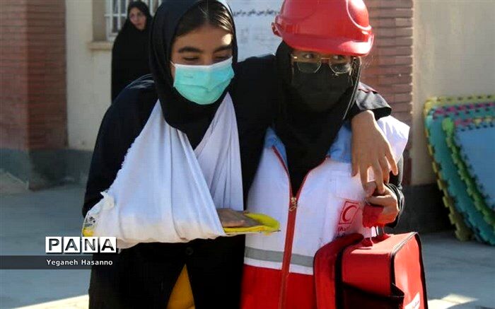 مانور زلزله در مدرسه بنت‌الهدی شهرستان سمنان برگزار شد / فیلم