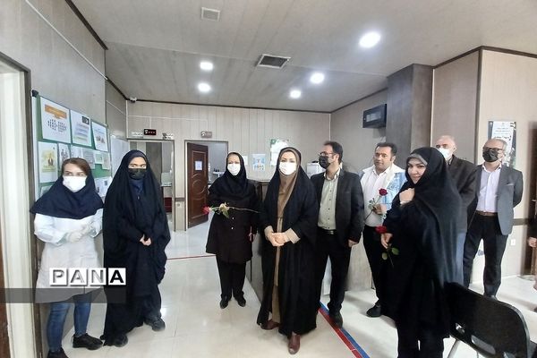 تبریک روز پرستار به پرستاران درمانگاه حضرت محمد(ص)توسط دانش‌‌آموزان دبیرستان طالقانی رودهن