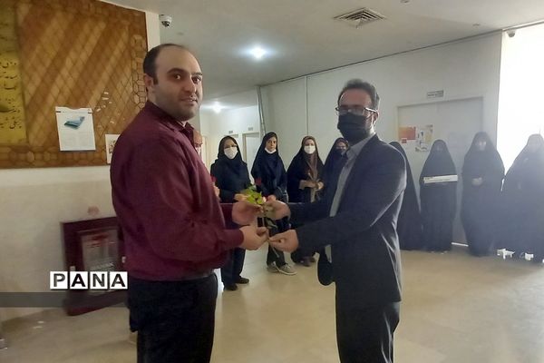 تبریک روز پرستار به پرستاران درمانگاه حضرت محمد(ص)توسط دانش‌‌آموزان دبیرستان طالقانی رودهن