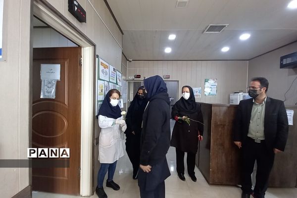 تبریک روز پرستار به پرستاران درمانگاه حضرت محمد(ص)توسط دانش‌‌آموزان دبیرستان طالقانی رودهن