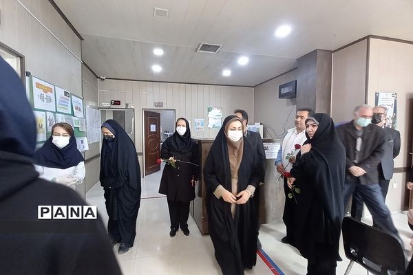 تبریک روز پرستار به پرستاران درمانگاه حضرت محمد(ص)توسط دانش‌‌آموزان دبیرستان طالقانی رودهن