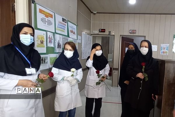 تبریک روز پرستار به پرستاران درمانگاه حضرت محمد(ص)توسط دانش‌‌آموزان دبیرستان طالقانی رودهن