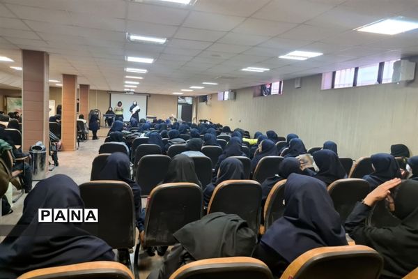 جشن ولادت حضرت زینب و روز پرستار در دبیرستان فرهنگ دختران منطقه ۱۳