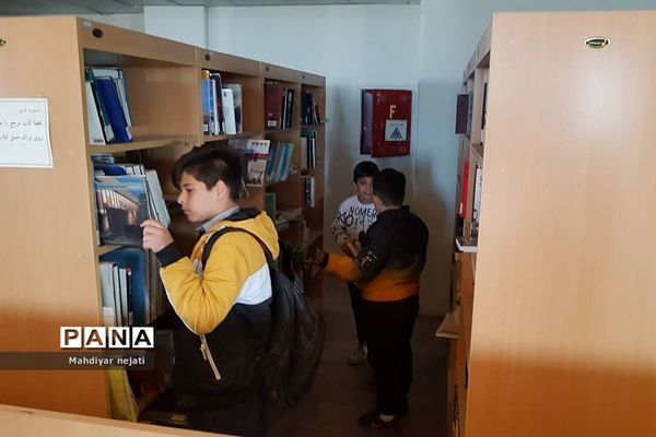 اردوی علمی دانش‌آموزان دبستان پسرانه سما در کتابخانه دانشگاه آزاد اسلامی رودهن